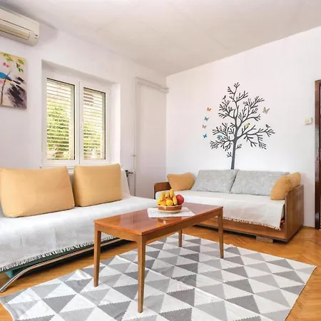 Two-bedroom Holiday In Jelsa *