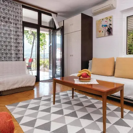 Two-bedroom Holiday In Jelsa *