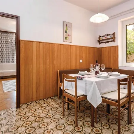 Дом отдыха Two-bedroom Holiday In Jelsa Елса