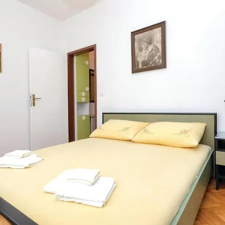 Two-bedroom Holiday In Jelsa Елса
