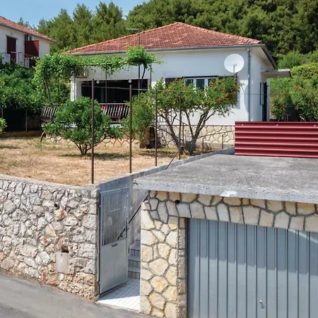 Two-bedroom Holiday In Jelsa