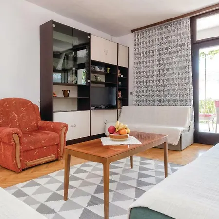 Two-bedroom Holiday In Jelsa * Елса