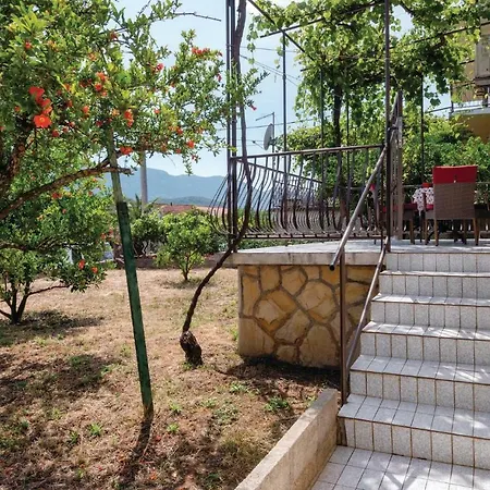 Two-bedroom Holiday In Jelsa